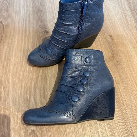 Miz Mooz Delphi Blue Leather Ankle Boots Size 6 – Ruched Wedge Heel Zip Closure - Picture 2 of 9